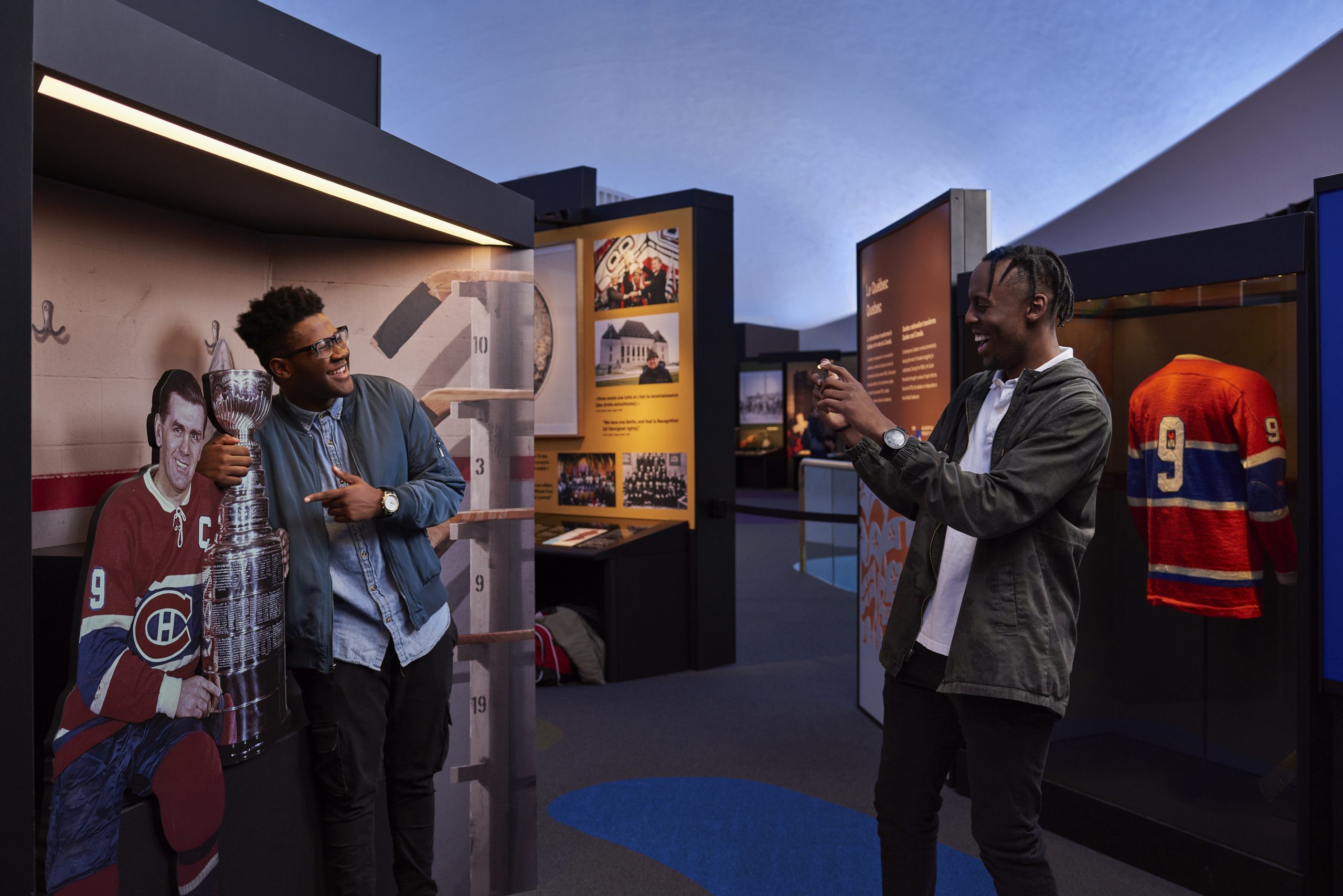 Deux hommes regardent une exposition de souvenirs de hockey au Musée canadien de l'histoire à Ottawa.