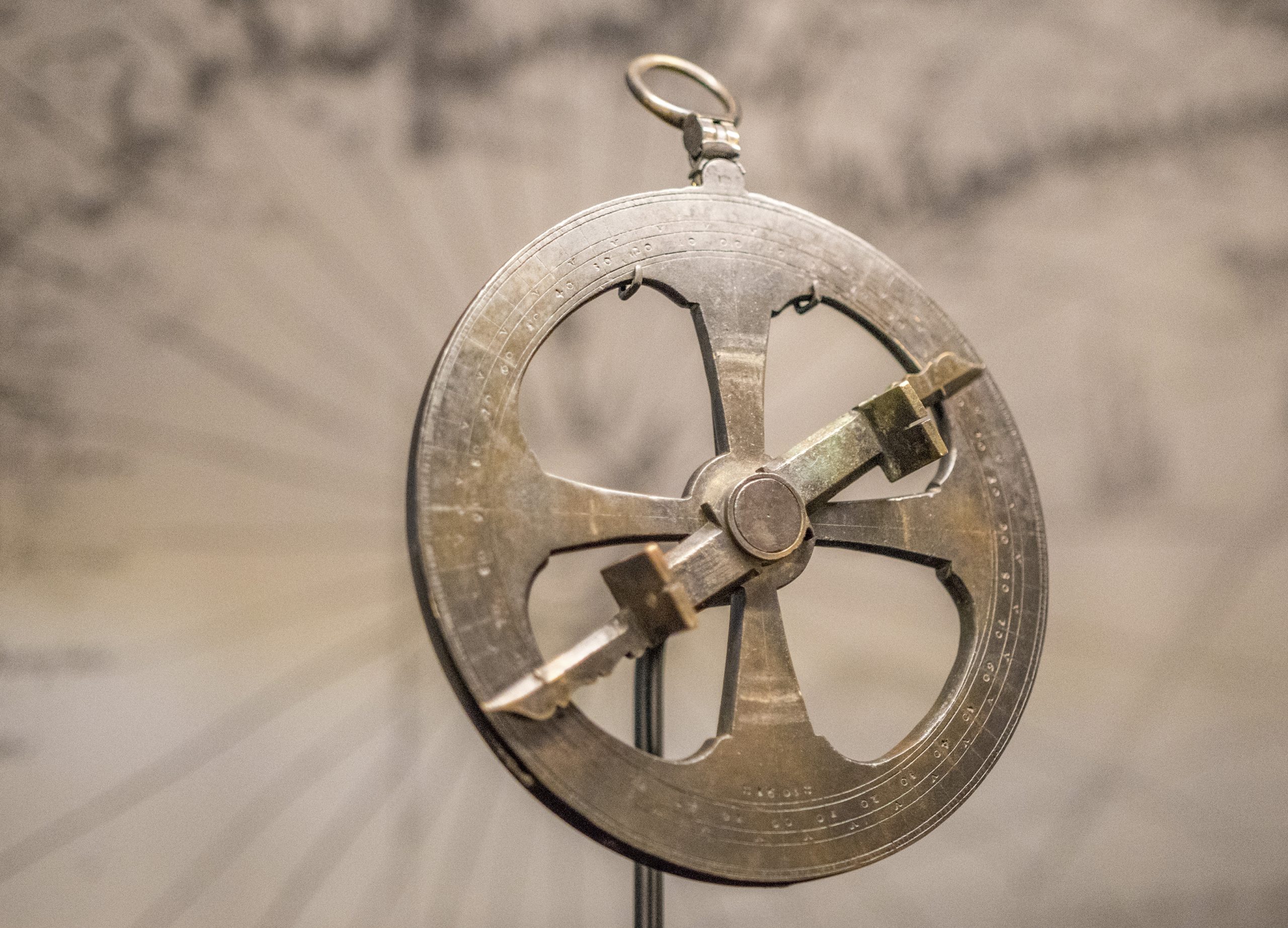 Une boussole antique exposée au Musée canadien de l'histoire à Ottawa.