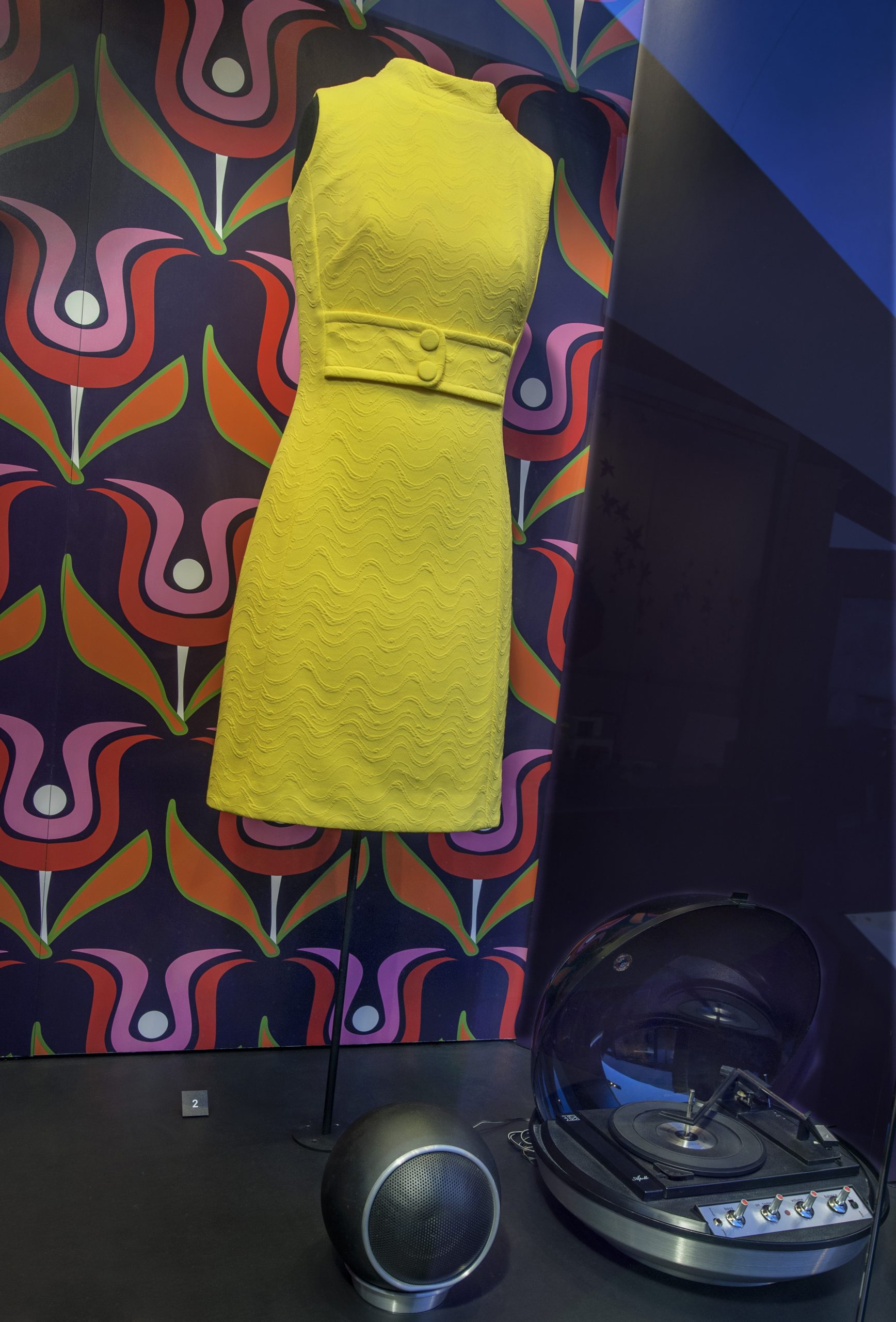 Une robe jaune est exposée au Musée canadien de l'histoire à Ottawa.