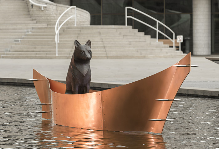 Une statue d'un chat dans un bateau au Musée canadien de l'histoire à Ottawa.