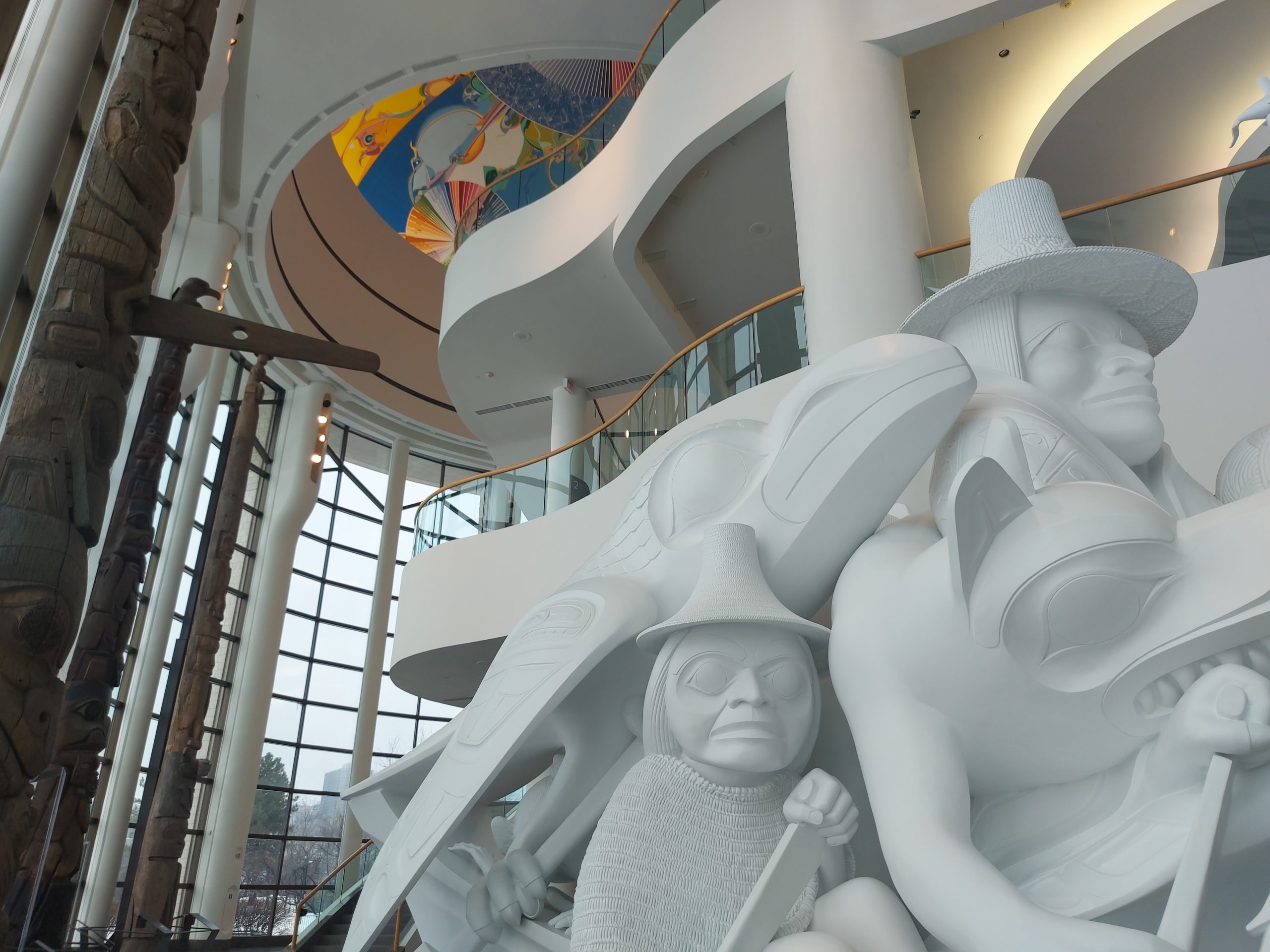 Une statue d'un homme et d'une femme à Ottawa au Musée canadien de l'histoire.