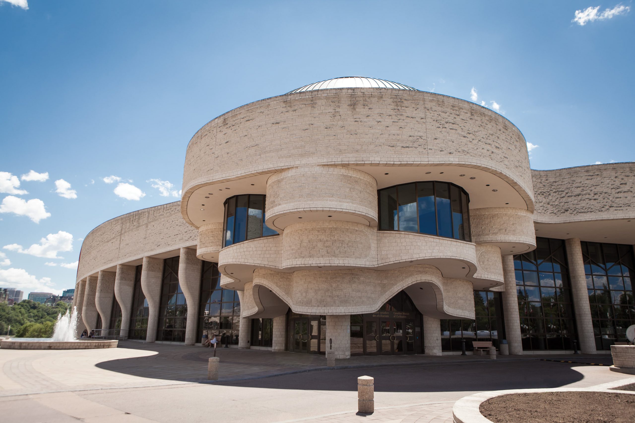 Le Musée canadien de l'histoire, situé à Ottawa, est un beau bâtiment avec une forme circulaire devant lui.