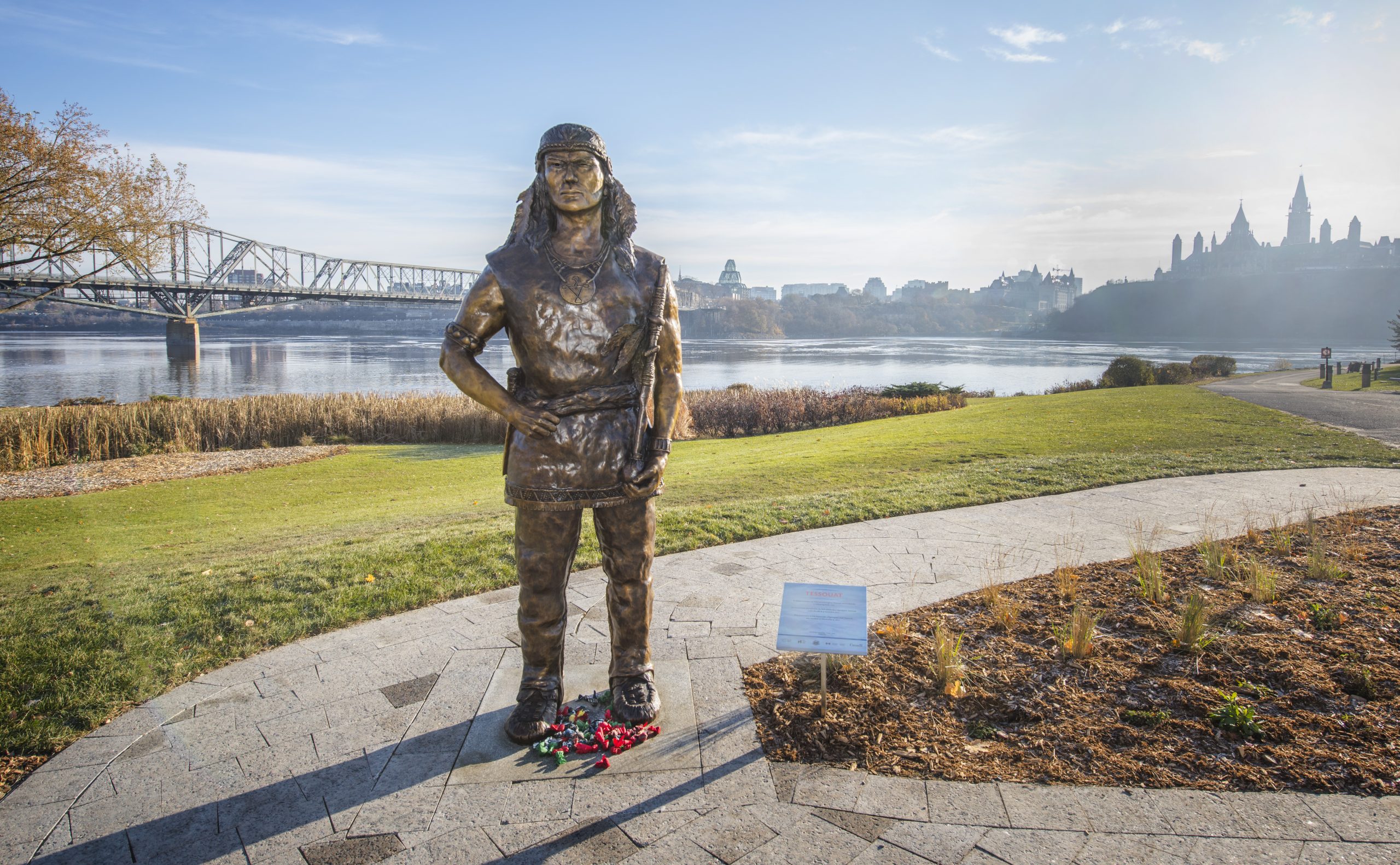 Devant le Musée canadien de l'histoire à Ottawa, se trouve une statue d'une femme gracieusement positionnée au bord d'une rivière sereine.