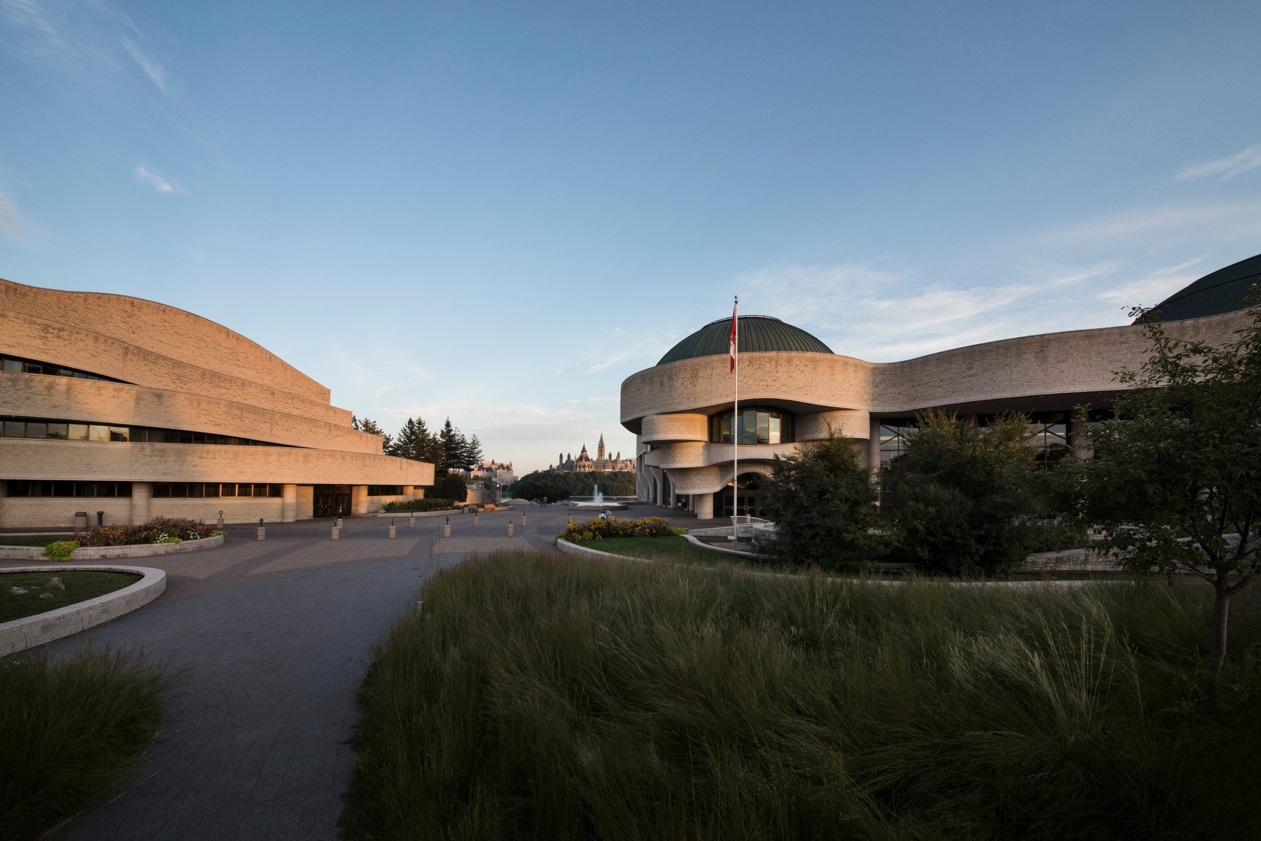 Le Musée canadien de l'histoire, situé à Ottawa, est un grand bâtiment surmonté de nombreux dômes.