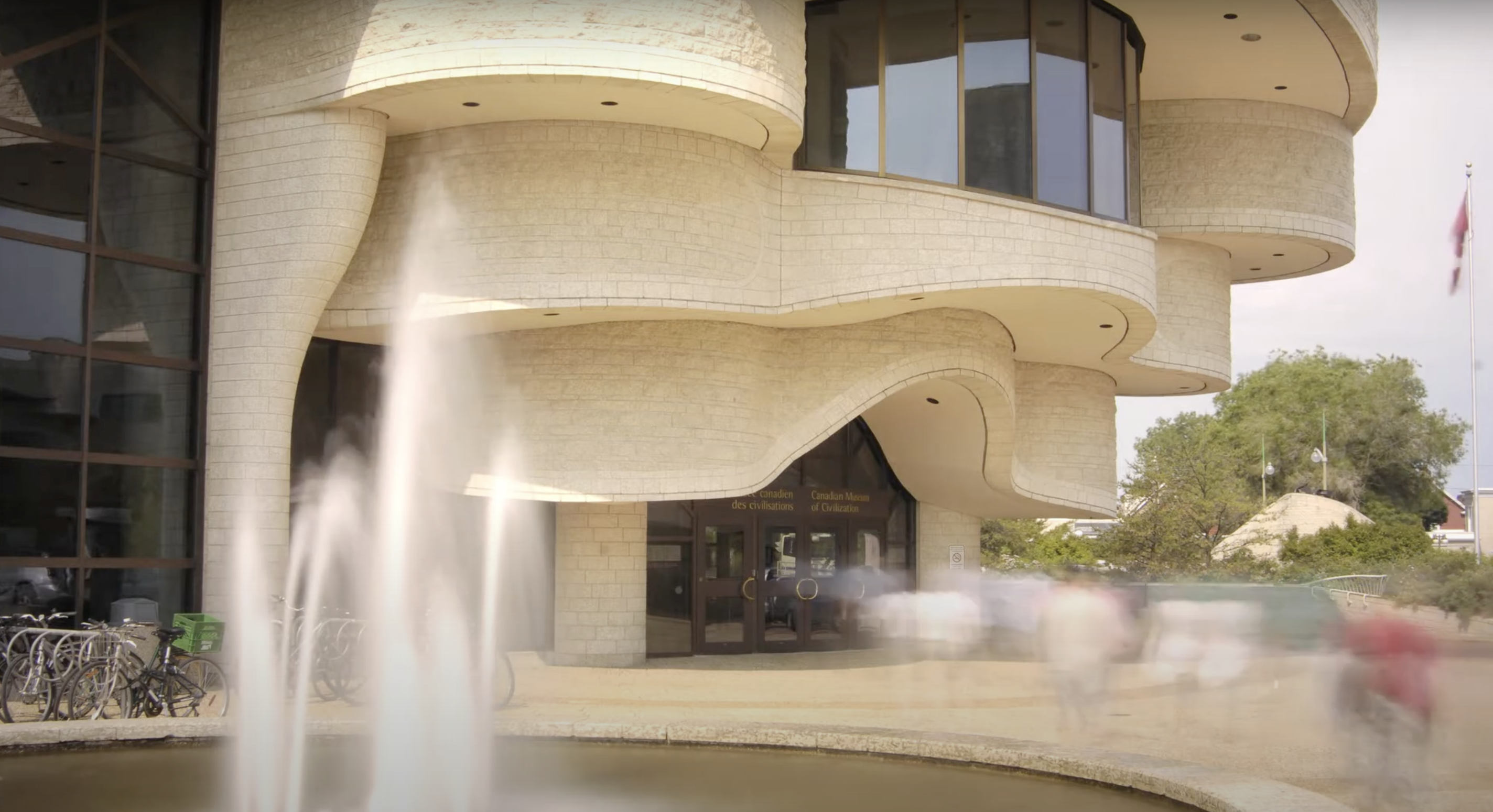 Le Musée canadien de l'histoire, situé à Ottawa, est un bâtiment distingué avec une belle fontaine située devant lui.