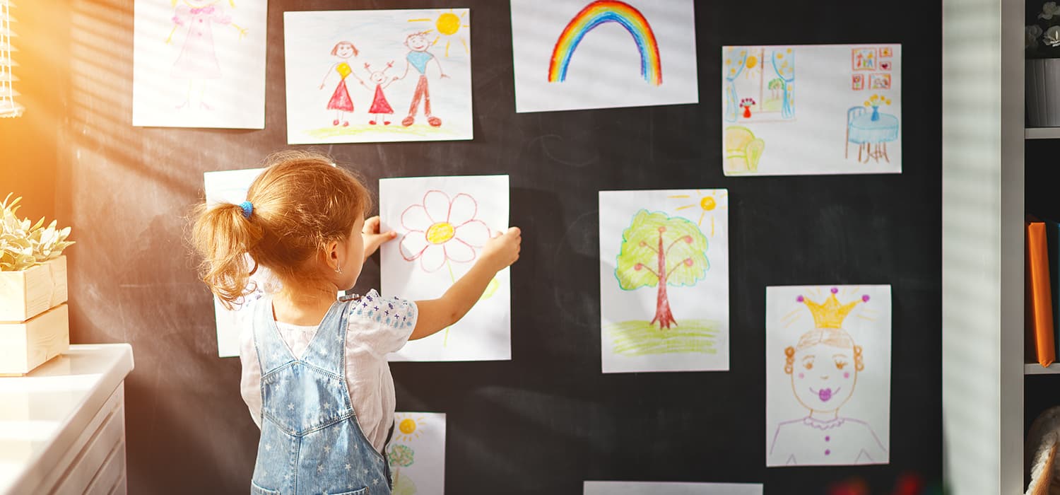 Une petite fille dessine sur un tableau noir au Musée canadien de l'histoire.