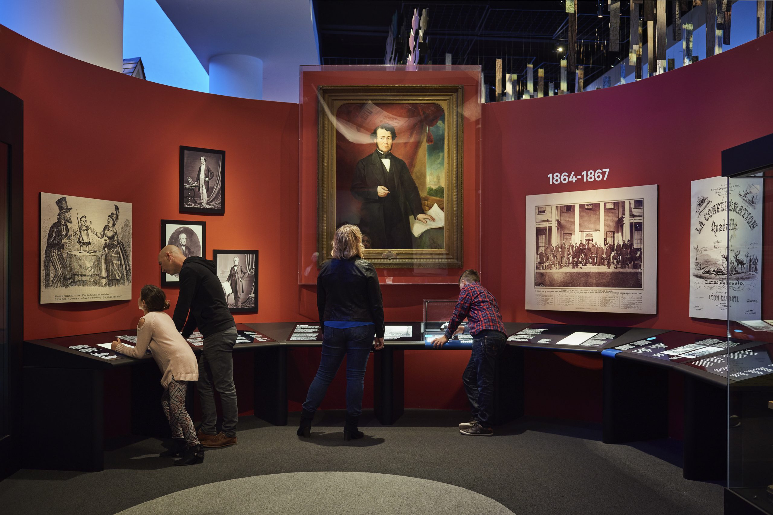 Un groupe de personnes admirant les expositions du Musée canadien de l'histoire à Ottawa.