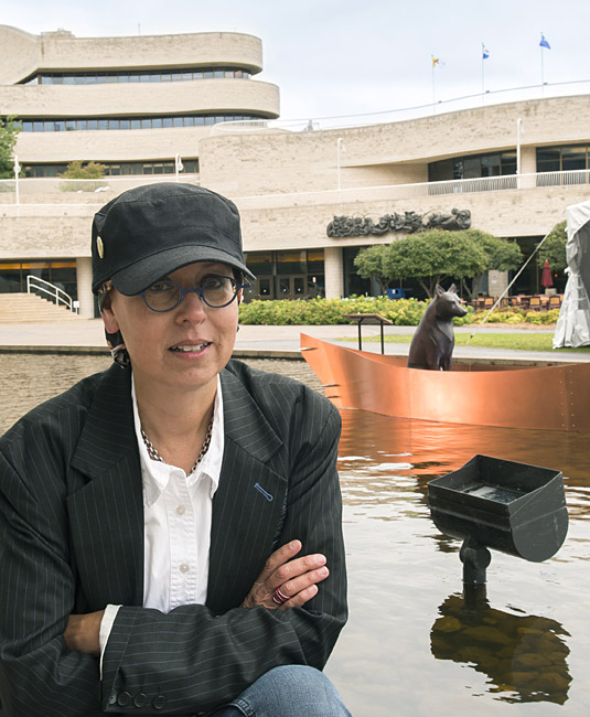 Une femme portant un chapeau visite le Musée canadien de l'histoire à Ottawa.