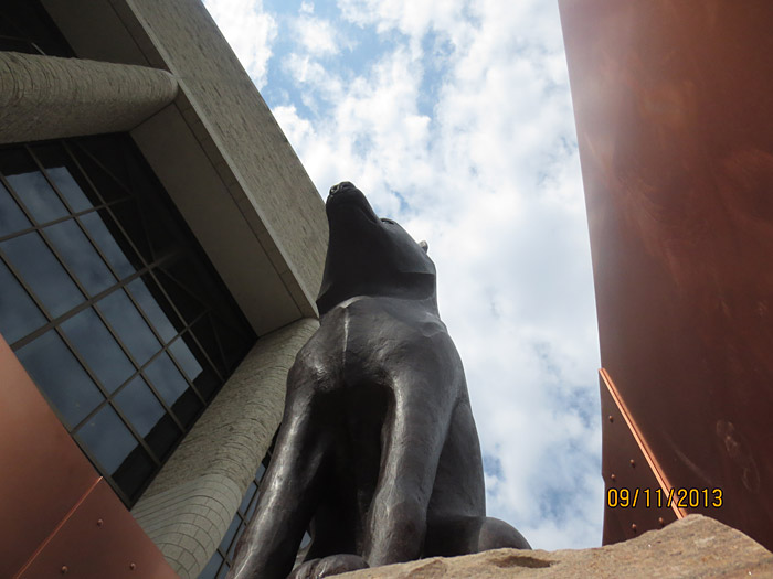 Une statue d'un chien devant le Musée canadien de l'histoire à Ottawa.