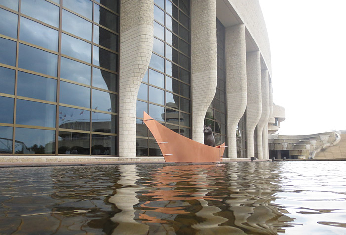 Un bateau dans l'eau à côté du Musée canadien de l'histoire à Ottawa.