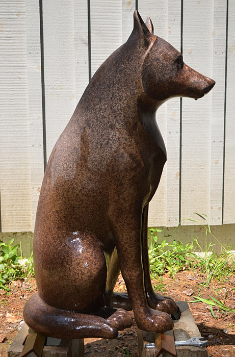 Une statue d'un loup exposée au Musée canadien de l'histoire à Ottawa.