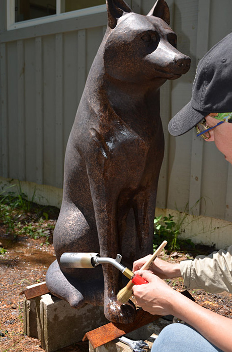 Une femme travaillant sur une statue de loup au Musée canadien de l'histoire à Ottawa.