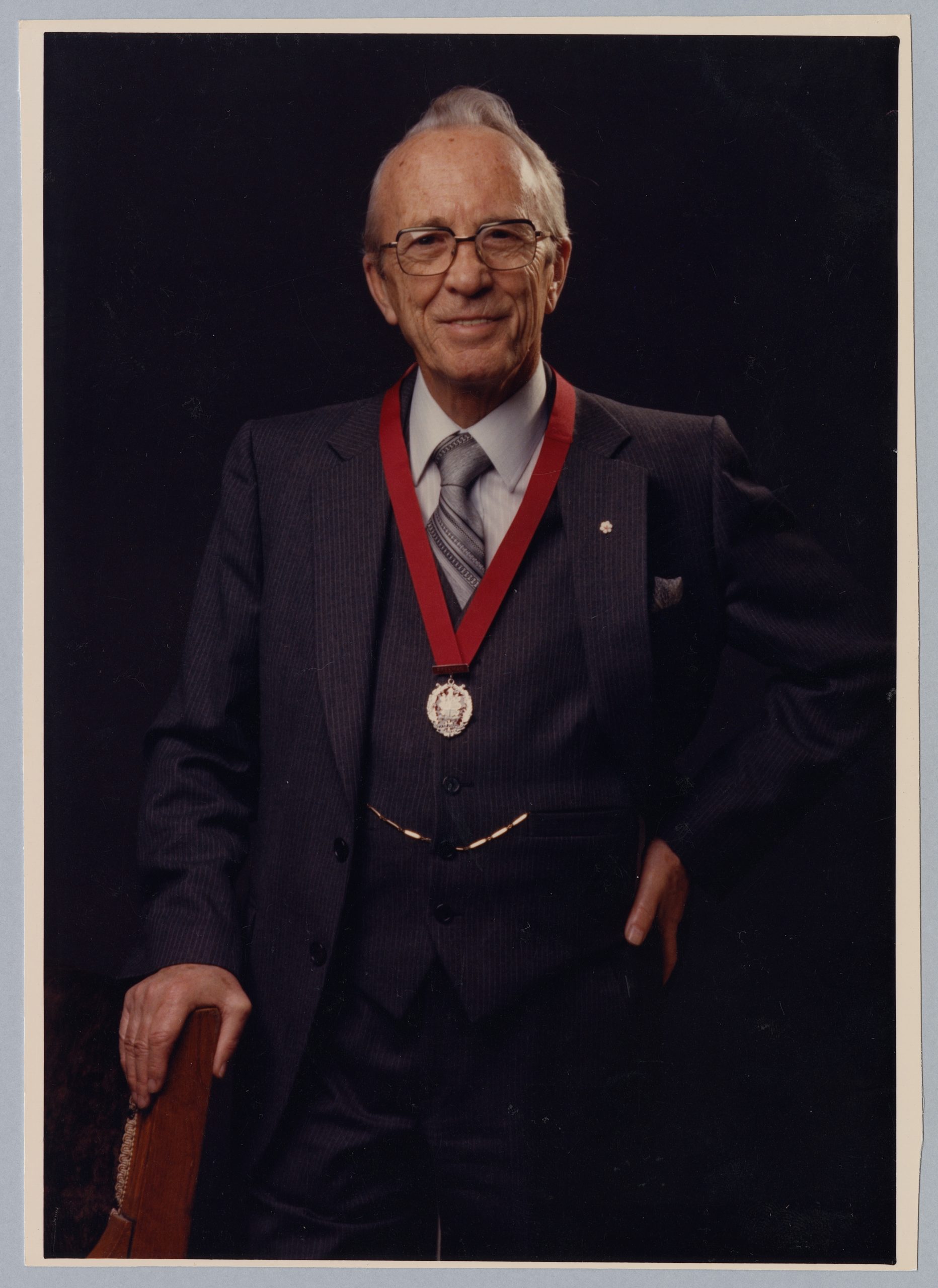 Un homme en costume-cravate, portant une médaille, au Musée canadien de l'histoire à Ottawa.