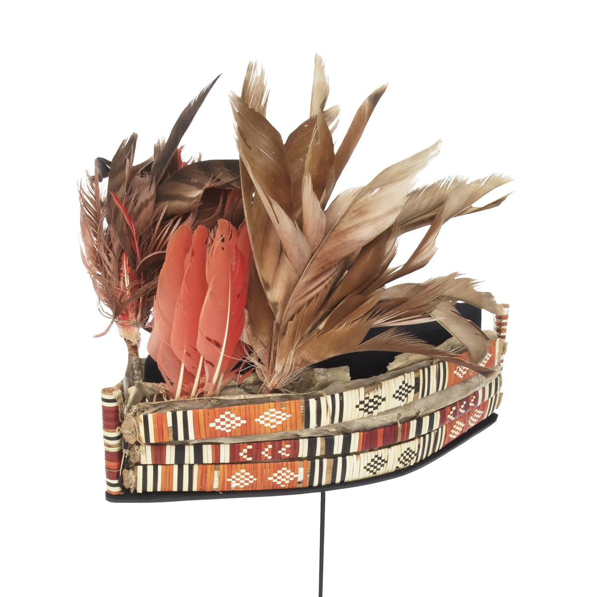 Un chapeau surmonté de plumes, exposé au Musée canadien de l'histoire à Ottawa.