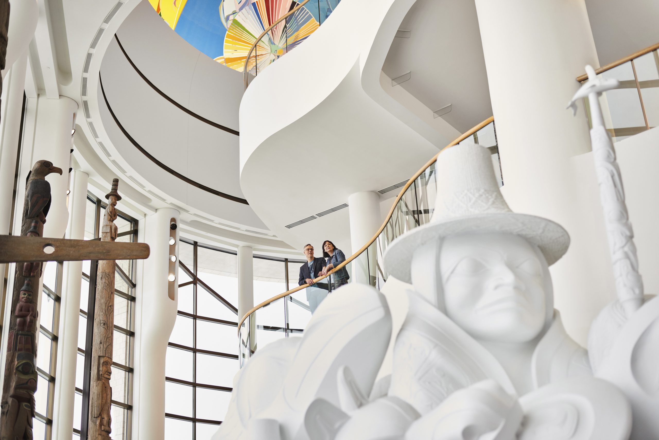 À Ottawa, au Musée canadien de l'histoire, il y a une superbe statue d'un homme et d'une femme dans un escalier.