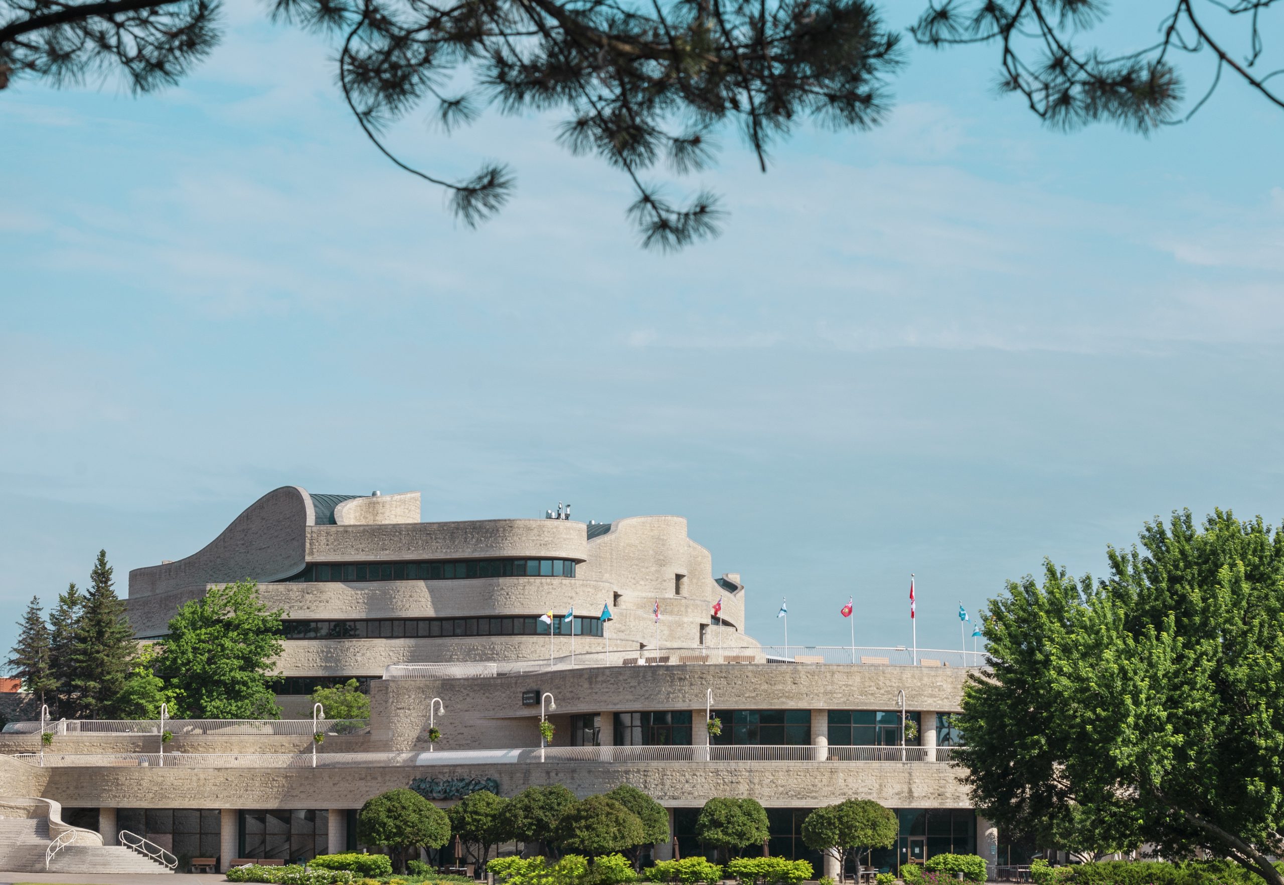 Le Musée canadien de l'histoire à Ottawa, avec un arbre majestueux ornant sa façade.