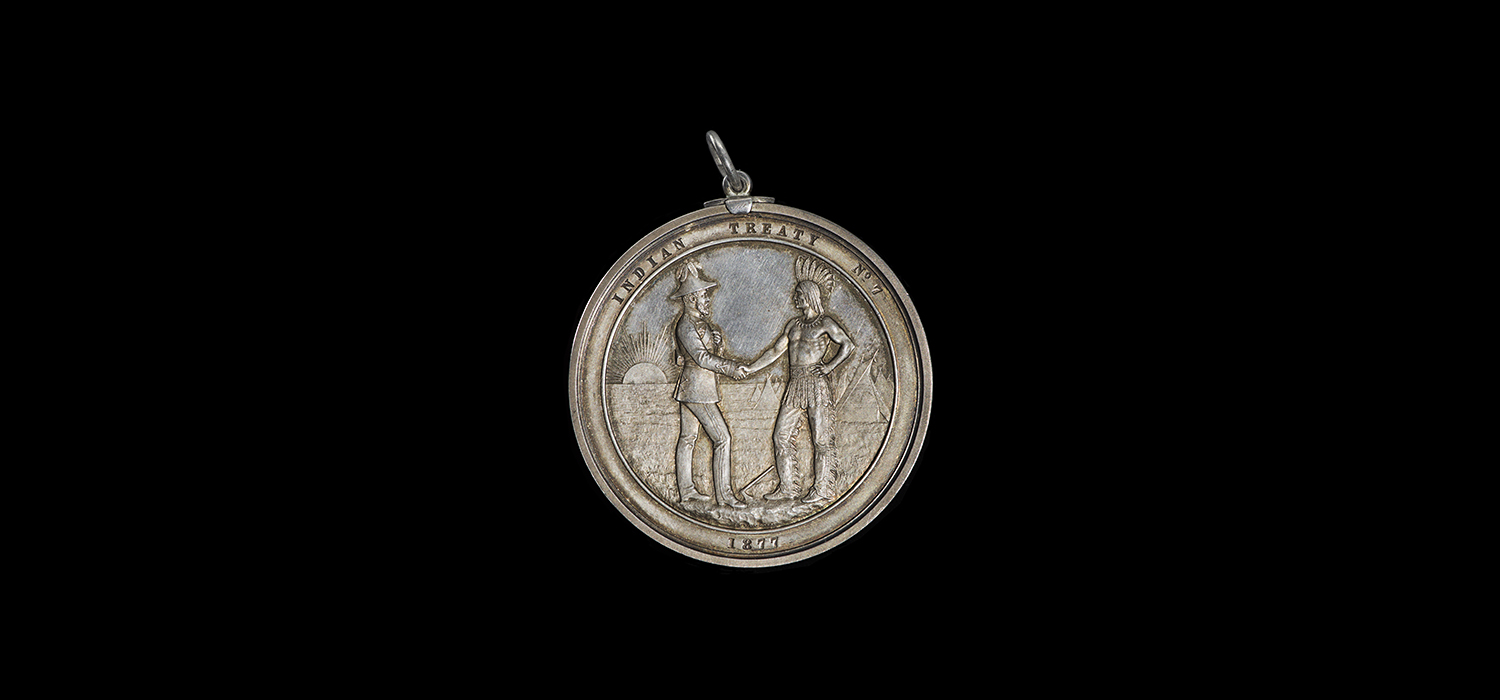 Une médaille d'argent avec deux personnages exposée au Musée canadien de l'histoire à Ottawa.