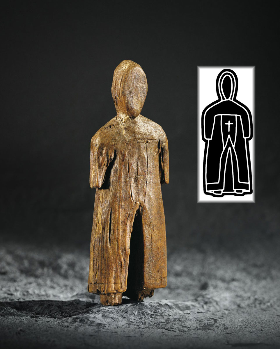 Une figurine en bois avec une capuche et un manteau exposée au Musée canadien de l'histoire à Ottawa.