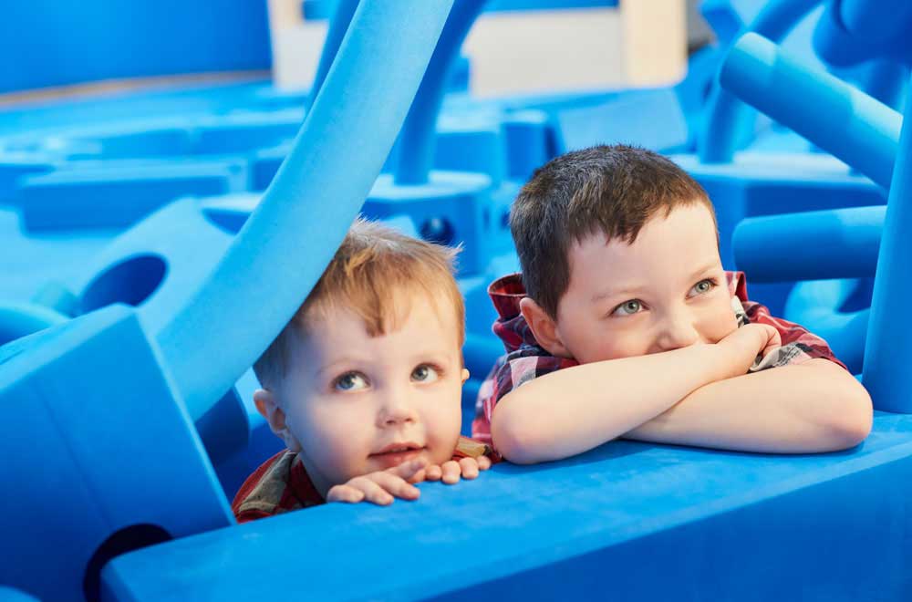 Enfants avec d’immenses morceaux de mousse bleus