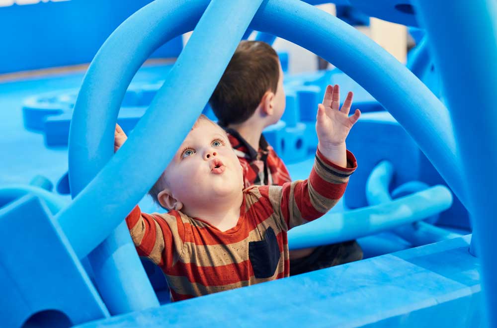 Enfants avec d’immenses morceaux de mousse bleus