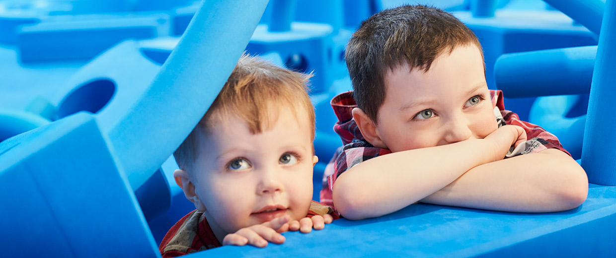 Enfants avec d’immenses morceaux de mousse aux formes variées