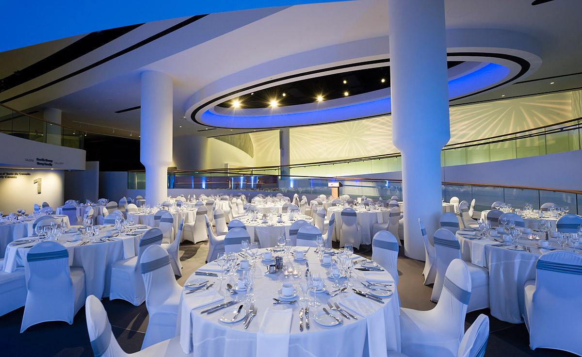 À Ottawa, le Musée canadien de l'histoire abrite une grande salle au plafond circulaire et aux tables blanches.